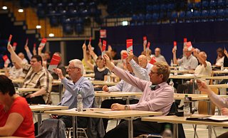 In der Phoenix-Contact-Arena stimmen die Kreisdelegierten der SPD auf Abstand für ihr Wahlprogramm und die Kandidaten ab.  - SPD