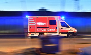 Rettungseinsatz: Normalerweise sollen Patienten mit Verdacht auf Schlaganfall so schnell wie möglich in ein Krankenhaus gebracht werden. - Boris Roessler/dpa Rettungseinsatz: Normalerweise sollen Patienten mit Verdacht auf Schlaganfall so schnell wie möglich in ein Krankenhaus gebracht werden. - Boris Roessler/dpa