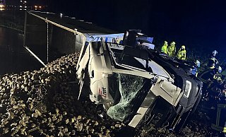 Der Rübenlaster ist in der Nacht in Luhe umgekippt. - Feuerwehr Lemgo