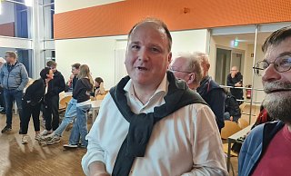 Kann seinen Erfolg kaum fassen: Blombergs Bürgermeister Chriustoph Dolle gewinnt die Wahl mit mehr als 67 Prozent der Stimmen - Marianne Schwarzer Kann seinen Erfolg kaum fassen: Blombergs Bürgermeister Chriustoph Dolle gewinnt die Wahl mit mehr als 67 Prozent der Stimmen - Marianne Schwarzer