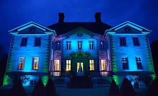 Im Jahr 2018 erstrahlte erstmals wieder die Schlossbeleuchtung an der Südfassade. Der Förderverein Schloss und Schlossgarten Schieder hatte dafür gesorgt. - Archivfoto: André Gallisch