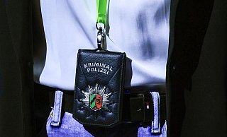 Die Kriminalpolizei in NRW trägt solche sogenannten Badges. Die Ermittler bekommen jetzt Unterstützung. (Symbolbild) - Oliver Berg/dpa Die Kriminalpolizei in NRW trägt solche sogenannten Badges. Die Ermittler bekommen jetzt Unterstützung. (Symbolbild) - Oliver Berg/dpa