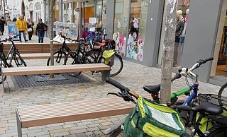 Zwischen dem Marktplatz und dem Ostertor gibt es nach der Erneuerung der Mittelstraße noch keine Fahrradständer. Auf Höhe des Drogeriemarkts DM geht es am Wochenende schon mal drunter und drüber. - Jusos Lemgo