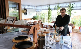 Ralf Beimfohr steht am leeren Frühstücksbuffet in seinem Hotel und Restaurant „Grüner Sand" in Werl-Aspe. Restaurantbesucher dürfen aktuell nicht kommen, Geschäftsreisende darf er als Hotelgäste aber aufnehmen. - Alexandra Schaller