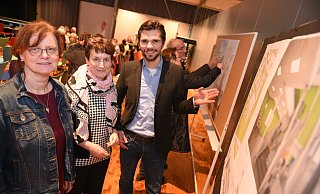 Die Pläne werden präsentiert von (von links) Projektleiterin Andrea Berger (Kreis Lippe), Schulleiterin Gudrun Laag und Goldbeck-Projektmanager Damian Grzonka. - Nicole Ellerbrake