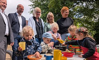 Wurden direkt von den U3-Kindern der Kita Zwergenhaus in Kalletal "bekocht": B&uuml;rgermeister Mario Hecker (von links), Sascha D&ouml;lling (Volksbank-Gesch&auml;ftsstelle Hohenhausen), Birgit Schr&ouml;der (Kita Pusteblume), Caroline Nolting (Leiterin der Kita Wichtelnest in Talle) sowie Silke Busch (Kita Zwergenhaus). - Annika Langhagel