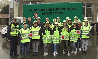Die neuen Schülerlotsen stehen vor dem Fahrzeug der Jugendverkehrsschule. Mit dabei sind (hinten, von links) Michael Behler, Jens Evers, Dr. Eike Stiller, Bernd Krüger und Nils Donat. - Wulf Daneyko