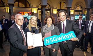 In Berlin hat Dr. Stefan Ostrau (links) einen Scheck f&uuml;r den Kreis Lippe bei Minister Andreas Scheuer (rechts) abgeholt. Mit dem Geld wird ein Konzept f&uuml;r ein 5G-Projekt in Lemgo erstellt. Die CDU-Bundestagsabgeordnete Kerstin Vieregge (Zweite von rechts) hat den Kreis bei der Bewerbung unterst&uuml;tzt. Mit auf dem Bild: Moderatorin Christiane Stein. - Alex Trobisch/B&uuml;ro Kerstin Vieregge