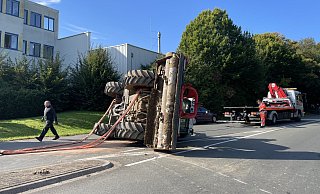 Der umgestürzte Traktor wird auf der Bielefelder Straße von einer Fachfirma wieder aufgerichtet. Die Freiwillige Feuerwehr Bad Salzuflen stellt derweil den Brandschutz sicher. - Feuerwehr Bad Salzuflen Der umgestürzte Traktor wird auf der Bielefelder Straße von einer Fachfirma wieder aufgerichtet. Die Freiwillige Feuerwehr Bad Salzuflen stellt derweil den Brandschutz sicher. - Feuerwehr Bad Salzuflen