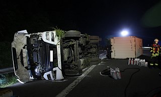 Der umgestürzte Gliederzug liegt auf der Autobahn 2 kurz vor der Raststätte Lipperland Nord. Die Feuerwehr Bad Salzuflen ist mit rund 30 Einsatzkräften vor Ort. - Feuerwehr Bad Salzuflen/Daniel Hobein