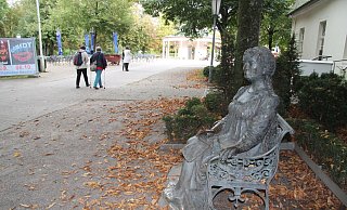 Stumm betrachtet Fürstin Pauline die Besucher des Kurparks Bad Meinberg. Derzeit müssen die Weichen dafür gestellt werden, dass dem Kurort der Heilbad-Status erhalten bleibt. - Dieter Asbrock