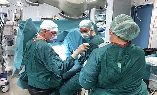 Am OP-Tisch: (von links) Dr. Alfons Gunnemann, Dr. Linda Stahl und OP-Schwester Mareike Ortmann. - Martin Hostert
