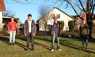 Constanze Willimczik (von links), Fabian Sturhahn, Keith Heil und Johanna Müller würden sich freuen, wenn die Idee ihrer Hütte für Jugendliche auf dem Platz zwischen den Straßen Hellweg und "Im Schling" umgesetzt werden könnte. - Nadine Uphoff