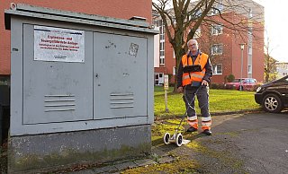 Gasspürer Ingo Kermbach überprüft eine Leitung vor einem Mehrfamilienhaus in Lage. - Nadine Uphoff