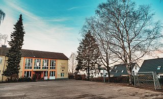 Die Stadt möchte die Container auf dem Schulhof der Grundschule Hiddesen aufstellen. - Torben Gocke Die Stadt möchte die Container auf dem Schulhof der Grundschule Hiddesen aufstellen. - Torben Gocke