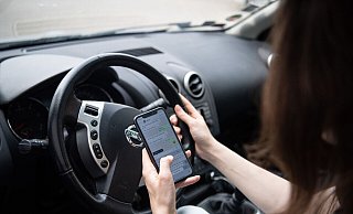 Am Handy sein, während man Auto fährt, ist verboten. - Melissa Erichsen/dpa Am Handy sein, während man Auto fährt, ist verboten. - Melissa Erichsen/dpa