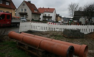 Die Bauarbeiten in der Bergstraße in Bösingfeld schreiten voran, während die Anlieger aufatmen. Sie haben nach einjähriger Diskussion mit Verwaltung und Politik eine Minimierung der Beiträge für den Gehweg und ein Zugeständnis beim Oberflächenwasser erreicht. - Sylvia Frevert Die Bauarbeiten in der Bergstraße in Bösingfeld schreiten voran, während die Anlieger aufatmen. Sie haben nach einjähriger Diskussion mit Verwaltung und Politik eine Minimierung der Beiträge für den Gehweg und ein Zugeständnis beim Oberflächenwasser erreicht. - Sylvia Frevert
