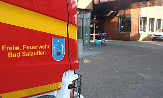 Rund 30 Einsatzkräfte sind am Donnerstagnachmittag zum Schulzentrum Aspe geeilt. Im Hintergrund ist der Putzwagen zu sehen, der gebrannt hat. - Feuerwehr Bad Salzuflen