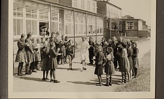 Es hat drei lippische Erholungsheime auf Nordseeinseln gegeben: Auf Norderney, Langeood und in Witdün auf Amrum, wo diese Aufnahme entstanden ist. Sie entstammt einem Erinnerungsalbum, dass ein Unbekannter für die Verwaltung des Heimes auf Amrum gemacht hat. So ähnlich muss der Alltag in all den Kindererholungsheimen der 50-er und 60-er Jahre ausgesehen haben.  - Kreis Lippe