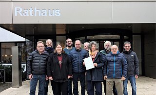 Über die Förderung freuen sich Friedrich Wehmeier (von links), Axel Meckelmann, Christiane Frevert, Nils Schotte, Dirk Puchert-Blöbaum (Leiter Bauamt), Hermann Graf von der Schulenburg, Susanne Knipping (mit dem Förderbescheid), Jürgen Hachmeister, Klaus Fiedler und Bürgermeister Martin Hoffmann. - Gemeinde Leopoldshöhe
