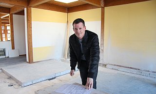 Norman Rakisch von der Stadtverwaltung hat den Baufortschritt an der Südschule im Blick. - Kirsten Fuhrmann