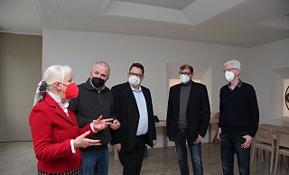 Gabriele Bunse vom Verein "Jüngere Wohn-Pflege" im Gespräch mit (von links) Architekt Klaus Sander, Patientenbeauftragtem Stefan Schwartze, Martin Deppemeier ("Jüngere Wohn-Pflege") und Uwe Köllermeyer (Parkinson Kontaktkreis). - Jana Beckmann