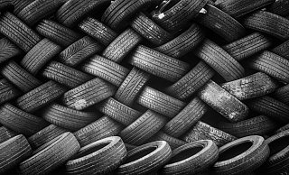 Altreifen sind werden bisher oft bei der Zementherstellung verbrannt. Ein neueres Entsorgungsverfahren ist die Pyrolyse. - Symbolfoto: pixabay.com