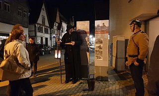 Der Nachtwächter steht mit dem Feuerwehrchef in historischer Kleidung am ehemaligen Standort des ersten Spritzenhauses der Freiwilligen Feuerwehr Lemgo. - Nadine Uphoff