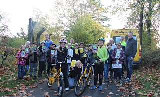 Die neue Ausbildungsbroschüre unterstützt die Viertklässler an der Kusselbergschule bei der Vorbereitung auf das Radfahren auf den Straßen. Bei der Übergabe sind Klassenlehrer Swen van der Heijden (hinten, von links), Tanja Menze, Karsten Seefeld, Heinz-Josef Fischer von der Verkehrsunfallprävention der Polizei und Jens Klusmeier von der Lippischen Landesbrandversicherung dabei. - Cordula Gröne