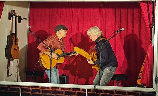 Zwei, die sich gesucht und gefunden haben, sind Gitarrist Tony Kaltenberg und Bassist Carsten Hormes. Virtuos, poetisch, klangvoll boten sie einen wahren Hörgenuss. - Marianne Schwarzer
