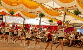 Die „White Hawks"- Cheerleaderinnen vom TuS Kachtenhausen bieten den Besuchern im Festzelt mit wehenden Pompoms eine mitreißende Choreographie. - Raphael Bartling