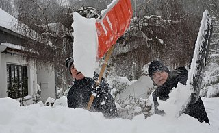 Jörg Prignitz und sein Nachbar Volker Nerlich (rechts) haben hoch oben am Buchenbrink Schneeberge aufgehäuft, die beinahe so groß sind, wie sie selbst. - Karin Prignitz Jörg Prignitz und sein Nachbar Volker Nerlich (rechts) haben hoch oben am Buchenbrink Schneeberge aufgehäuft, die beinahe so groß sind, wie sie selbst. - Karin Prignitz