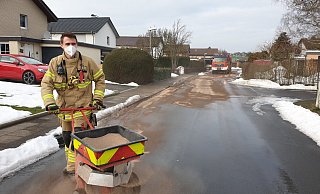 Feuerwehr-Azubi Jan Tschech befreit die Schweriner Straße von der langen Ölspur. - Nadine Uphoff Feuerwehr-Azubi Jan Tschech befreit die Schweriner Straße von der langen Ölspur. - Nadine Uphoff