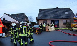 Für die Bewohnerin eines Hauses in Bad Salzuflen-Holzhausen kam nach einem Brand jede Hilfe zu spät. Die Feuerwehr konnte die Frau nur noch tot bergen. - Daniel Hobein / Feuerwehr Bad Salzuflen Für die Bewohnerin eines Hauses in Bad Salzuflen-Holzhausen kam nach einem Brand jede Hilfe zu spät. Die Feuerwehr konnte die Frau nur noch tot bergen. - Daniel Hobein / Feuerwehr Bad Salzuflen