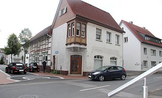 Ein Bereich zwischen Rhienstraße, Gerichtsstraße und Bergstraße soll für ein Wohnprojekt für Pflegebedürftige umgebaut werden. Das Eckhaus würde abgerissen. - Cordula Gröne