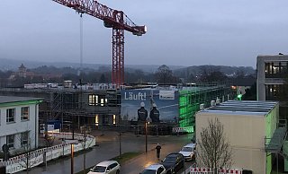 In engen Großstadt-Lagen ist es fast normal, in Lemgo eher ungewöhnlich: Beim Neubau der Berufspraxisstufe der Förderschule am Lüttfeld steht der Kran im Haus. - Till Brand
