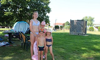 Beim Familientag im „Eau-Le" sind (von links) Victoria, Nick, Amy und Alina mit dem Zeltaufbau fertig und bereit, bei sonnigem Wetter ins Becken zu springen.  - Joline Heller