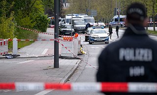 Polizisten sind am Tatort in Hamburg-Winterhude im Einsatz. - Foto: Jonas Walzberg/dpa Polizisten sind am Tatort in Hamburg-Winterhude im Einsatz. - Foto: Jonas Walzberg/dpa