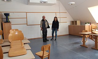 Schulhausmeister Klaus Schlichting und Stefanie Stölting, Teamleiterin Schulimmobilien, zeigen die neu eingebaute Lüftungsanlage in einem Klassenraum des Bildungshauses Weerthschule in der Richthofenstraße 93. - Cordula Gröne Schulhausmeister Klaus Schlichting und Stefanie Stölting, Teamleiterin Schulimmobilien, zeigen die neu eingebaute Lüftungsanlage in einem Klassenraum des Bildungshauses Weerthschule in der Richthofenstraße 93. - Cordula Gröne