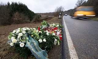 Blumen und Kerzen am Tatort, an dem Ende Januar 2022 bei Kusel zwei Polizeibeamte bei einer Verkehrskontrolle erschossen wurden. - Sebastian Gollnow/dpa Blumen und Kerzen am Tatort, an dem Ende Januar 2022 bei Kusel zwei Polizeibeamte bei einer Verkehrskontrolle erschossen wurden. - Sebastian Gollnow/dpa