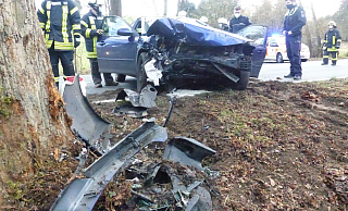 Die Feuerwehr zieht den Unfallwagen mit einer Seilwinde aus dem Straßengraben. - Feuerwehr Kalletal