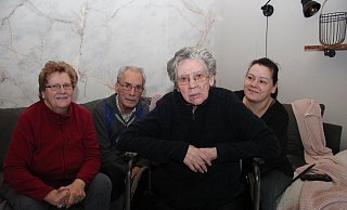 Orlanda Costa (Zweite von rechts) feierte mit Enkelin Cirilia Franco Ribeiro (rechts), Tochter Maria Fernanda Campos (links), Schwiegersohn José Campos Costa und vielen Angehörigen ihren 101. Geburtstag in Schwalenberg. - Silke Buhrmester Orlanda Costa (Zweite von rechts) feierte mit Enkelin Cirilia Franco Ribeiro (rechts), Tochter Maria Fernanda Campos (links), Schwiegersohn José Campos Costa und vielen Angehörigen ihren 101. Geburtstag in Schwalenberg. - Silke Buhrmester