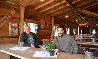Berater Michael Delker (links) und Betreiber der Seeterassen, Kai-Daniel Schmidt, bereiten sich auf die Hüttensaison am Schiedersee ab Mitte Oktober vor. - Tanja Watermann Berater Michael Delker (links) und Betreiber der Seeterassen, Kai-Daniel Schmidt, bereiten sich auf die Hüttensaison am Schiedersee ab Mitte Oktober vor. - Tanja Watermann