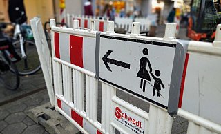 Es staut sich an der Bruchstra&szlig;e. Weil die Stadtwerke an den Trinkwasserleitungen arbeiten, bleibt f&uuml;r die Fu&szlig;g&auml;nger blo&szlig; ein schmaler Gang an der Baustelle vorbei. Abstand halten ist kaum m&ouml;glich. - Yvonne Glandien