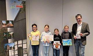 Gewinner Finn (links), die Zweitplatzierten Sofia, Hanna und Merith und Bürgermeister Martin Hoffmann mit der Weihnachtskarte. - Grundschule Asemissen Gewinner Finn (links), die Zweitplatzierten Sofia, Hanna und Merith und Bürgermeister Martin Hoffmann mit der Weihnachtskarte. - Grundschule Asemissen