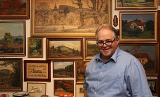 Der Hermann ist omnipräsent: Wilfried Mellies vor einer Wand mit Gemälden in seinem Wohnhaus. Fast jedes zeigt das Hermannsdenkmal oder eine Landschaftszene aus Hiddesen und Umgebung. - Jana Beckmann Der Hermann ist omnipräsent: Wilfried Mellies vor einer Wand mit Gemälden in seinem Wohnhaus. Fast jedes zeigt das Hermannsdenkmal oder eine Landschaftszene aus Hiddesen und Umgebung. - Jana Beckmann
