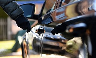 Zweimal ist das Auto einer Lagenserin zerkratzt worden, dann wurden die Reifen zerstochen. Es gibt einen Tatverdacht, aber letztlich keinen konkreten Beweis, wer dafür verantwortlich ist. Sie machte den Fall öffentlich und weitere Geschädigte meldeten sich. Der Kommunale Ordnungsdienst ist jetzt rund um den Sedanplatz öfter zu sehen. - picture alliance/dpa