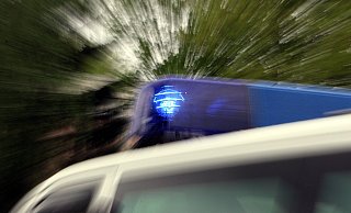 Das Blaulicht eines Polizei-Einsatzfahrzeuges - Symbolbild: Marcus Führer/dpa