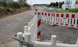 Der Große Kamp in Heiden ist seit Jahren ein Flickenteppich. Die Straße nun ordentlich herzurichten, ist rechtlich ein Erstausbau. Das kostet die anliegenden Gewerbetreibenden eine Stange Geld. - Dieter Asbrock Der Große Kamp in Heiden ist seit Jahren ein Flickenteppich. Die Straße nun ordentlich herzurichten, ist rechtlich ein Erstausbau. Das kostet die anliegenden Gewerbetreibenden eine Stange Geld. - Dieter Asbrock