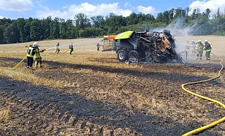 Eine Ballenpresse ist nach einem Feldbrand bei Falkenhagen völlig zerstört. - Feuerwehr Lügde Eine Ballenpresse ist nach einem Feldbrand bei Falkenhagen völlig zerstört. - Feuerwehr Lügde